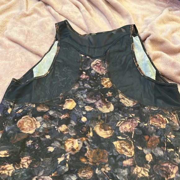 Lululemon floral take size 8 - Picture 2 of 2